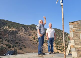 Λουλούδια στο μνημείο της Μαρμαρίνης Αγιάς