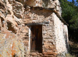 Θεία λειτουργία στο ασκητήριο του Αγίου Δαμιανού στην Ανατολή Αγιάς