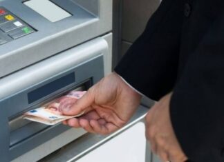 Λάρισα: Με πρόσχημα το market pass τον έστειλαν μέχρι το atm και απέσπασαν 3 χιλιάρικα!