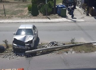 Πατέρας και γιος τραυματίστηκαν σε τροχαίο στην Αγιά – Το αυτοκίνητό τους «στούκαρε» σε φανάρι