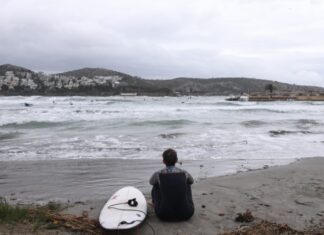 SOS από Συνολάκη: «Είμαστε στην κόκκινη ζώνη – Η Βουλιαγμένη θα γίνει κάποια στιγμή νησί»