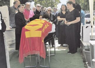 Λάρισα: Τελευταίο αντίο στον Κώστα Φράγκο σε κλίμα βαθιάς συγκίνησης