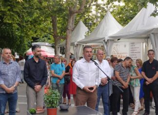 Λάρισα: Τα βιβλία… προσγειώθηκαν στην πλατεία Ταχυδρομείου (ΦΩΤΟ)