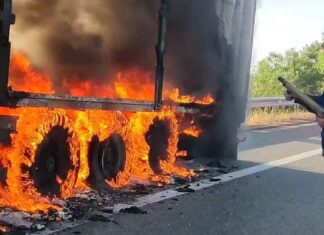 Φωτιά σε φορτηγό που κουβαλούσε σιτάρι – Σηκώθηκε στο πόδι η Πυροσβεστική στη Λάρισα