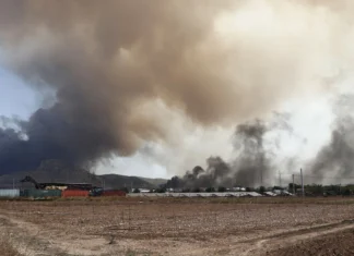 «Ντουμάνιασε» ο τόπος έξω από τη Λάρισα