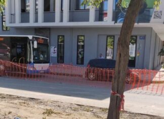 Λάρισα: Ασυνείδητος οδηγός προκάλεσε το χάος – Πάρκαρε σαν κύριος εκεί που γίνονται έργα κι… έκλεισε λεωφορείο (ΦΩΤΟ)