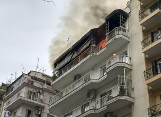 Λάρισα: Πανικός στο κέντρο από φωτιά – Πυκνοί καπνοί και απεγκλωβισμός γυναίκας