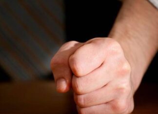 Λάρισα: Τον έσυραν έξω από το αυτοκίνητο, τον πλάκωσαν στο ξύλο και τον λήστεψαν