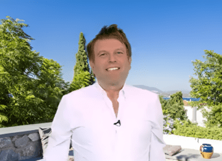 Ξεκαρδιστικός ο Λαρισαίος Λάκης Λαζόπουλος τη βραδιά των ευρωεκλογών – Παρίστανε τους πολιτικούς αρχηγούς (ΒΙΝΤΕΟ)