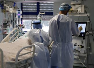 Λάρισα: Διασωληνωμένος και σε καταστολή ο 69χρονος που χτυπήθηκε με ψαροντούφεκο από το γιο του – Αφαιρέθηκε το καμάκι από το κεφάλι του