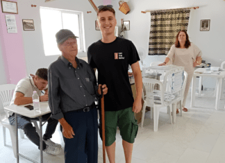 Η έκπληξη με τον 91χρονο παππού σε χωριό του νομού Λάρισας που πήγε να ψηφίσει με εγγονό και δισέγγονο