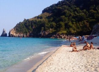 Μια εξωτική παραλία στη Θεσσαλία που θα αποζημιώσει κάθε επισκέπτη – Γαλαζοπράσινα νερά και χρυσαφένια αμμουδιά