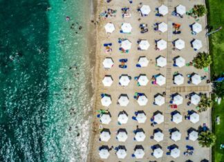Καλοκαίρι 2024: Μια θάλασσα από… ξαπλώστρες – Σειρά παρανομιών και «βροχή» καταγγελιών