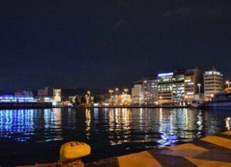 Πειραιάς: Πτώση οχήματος στο λιμάνι – Απεγκλωβίστηκε ο οδηγός