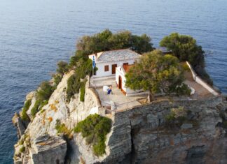 Λαρισαίος σκηνοθέτης έγραψε για ακόμη μια φορά – Έβαλε την «ιπτάμενη» πιανίστρια στο πιο απόκρημνο σημείο της Σκοπέλου (ΒΙΝΤΕΟ)