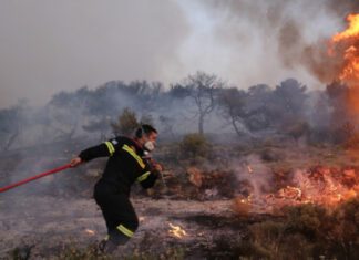 Μαίνεται η φωτιά στο Χειμάδι Λάρισας – Επιχειρούν τα μέσα της Πυροσβεστικής από αέρος και εδάφους