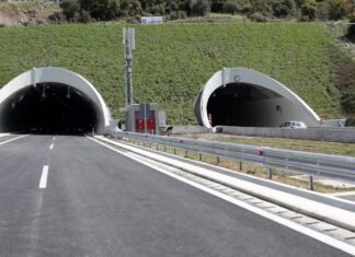 Κλείνουν οι σήραγγες στα Τέμπη