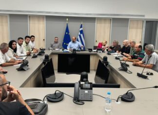 Kατεδαφίζονται σεισμόπληκτα κτίρια στην επαρχία Τυρνάβου