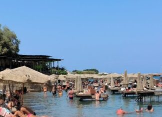 Ρόδος: «Λουκέτο» στο beach bar με τις ξαπλώστρες στη θάλασσα – Αφαιρούνται οι 19 μεταλλικές κατασκευές