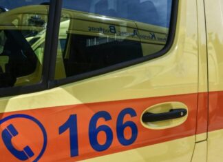 Σκιάθος: Ασθενοφόρο του ΕΚΑΒ διέσχισε πεζόδρομο και παρέσυρε δύο γυναίκες (βίντεο)