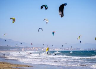 Η κατάλληλη παραλία της Λάρισας για θαλάσσια σπορ – Εκεί όπου «δαμάζουν» τα κύματα (video)