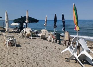 Λάρισα: «Επιχείρηση σκούπα» σε ομπρέλες και ξαπλώστρες
