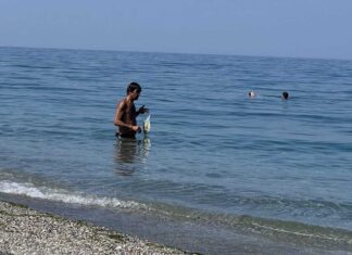 Λάρισα: Ο Ιταλός τουρίστας που καθάριζε επί ώρα τη θάλασσα στον Αγιόκαμπο, όταν οι άλλοι λιάζονταν (βίντεο)