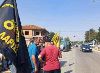 Aγιά: Με τα τρακτέρ στο δρόμο απαίτησαν άμεση καταβολή αποζημιώσεων για τις πλημμύρες