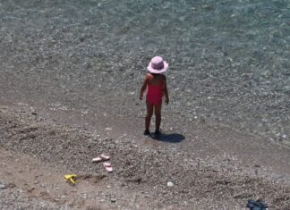 Λάρισα: «Όταν την είδα μελανιασμένη κατάλαβα ότι…» – Η μαρτυρία της διασώστριας που έσωσε την 3χρονη στα Μεσάγγαλα