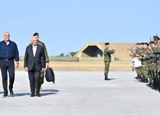 Δένδιας και Μπορέλ επισκέφθηκαν την επιχείρηση «Ασπίδες» στη Λάρισα