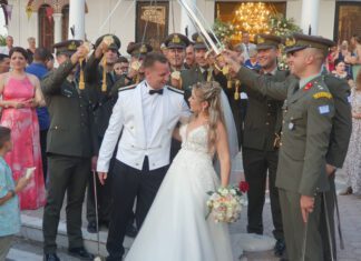 Πανέμορφος στρατιωτικός γάμος στον Τύρναβο – Τα καψόνια στον γαμπρό κατά την έξοδο από την εκκλησία (ΦΩΤΟ – ΒΙΝΤΕΟ)