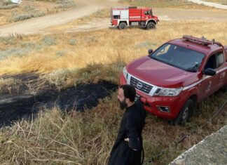 «Ήρωας» ιερέας έπεσε στη «μάχη» με τις φλόγες – Έσβησε φωτιά στον Τύρναβο πριν καν εξαπλωθεί (ΦΩΤΟ)