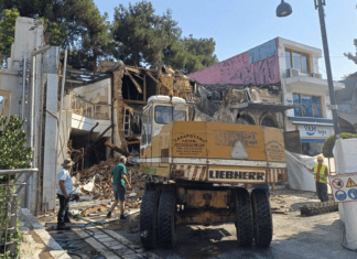 Ξεκίνησε η κατεδάφιση κτιρίων δίπλα από το Αρχαίο Θέατρο Λάρισας – ΦΩΤΟ