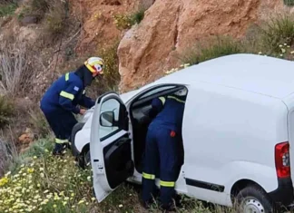 Τροχαίο με εγκλωβισμούς στην Ελασσόνα: Συγκρούστηκαν βανάκι κι αυτοκίνητο – Ένα ζευγάρι στο Πανεπιστημιακό της Λάρισας