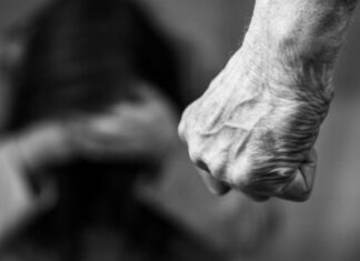 Την πλάκωσε στο ξύλο ο σύζυγος και το μισό σόι…