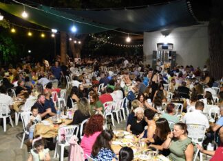 «Σείστηκε» η πλατεία σε χωριό της Λάρισας από το πολύωρο γλέντι και το αντάμωμα πλήθους κόσμου – ΦΩΤΟ