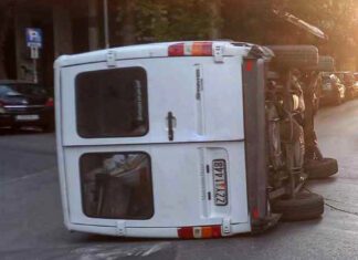 Αυτοκίνητο και φορτηγάκι συγκρούστηκαν στη Λάρισα