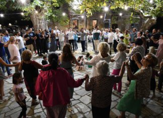 Αντάμωσαν οι Σελιτσανιώτες – Απίστευτο πανηγύρι στην πλατεία της Ανατολής Αγιάς (ΦΩΤΟ)