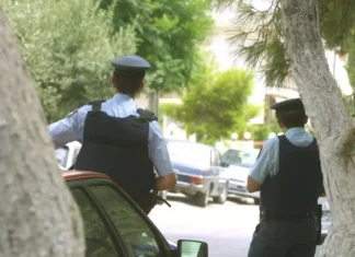 Συνελήφθη πρωί πρωί στα Φάρσαλα μετά από κλοπή κινητών και τάμπλετ