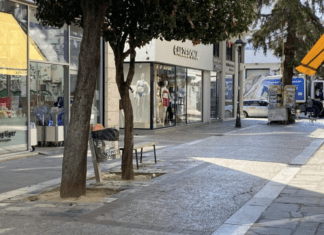 Αυγο… πόλεμος στην καρδιά της Ερμού εξελίσσεται εδώ και ενάμιση μήνα