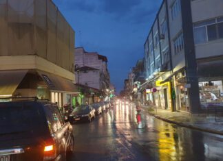 Στο σκοτάδι τμήμα της Καραολή Δημητρίου στο κέντρο του Τυρνάβου