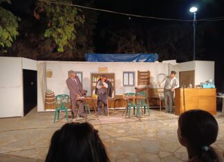 Πλήθος κόσμου στο Ναρθάκι για τη θεατρική κωμωδία “Κύριε Υπουργέ, τι έγινε με το θέμα μ’;”