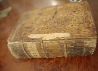 Δέος για «Καινή Διαθήκη» του 1565 που βρέθηκε σε αποθήκη στην Ελασσόνα – ΦΩΤΟ