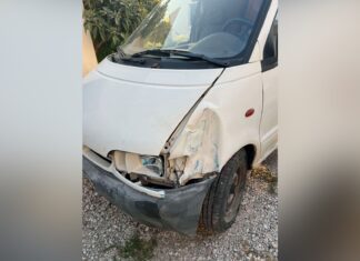 Λάρισα: Αυτοκίνητο χωρίς οδηγό σταμάτησε σε τοίχο αυλής σπιτιού! (ΦΩΤΟ)