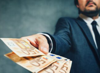 Άγρια τοκογλυφία στη Λάρισα: Επιχειρηματίας δανείστηκε 5.000 ευρώ και φέρεται να πλήρωσε 231.000 – Το ραντεβού «παγίδα» σε καφετέρια