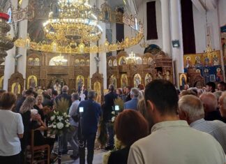 Λάρισα: Κλίμα συγκίνησης στο πάνδημο «τελευταίο αντίο» στον Δημήτρη Γεωργάκη – Τραγικές φιγούρες οι οικείοι του (ΦΩΤΟ)