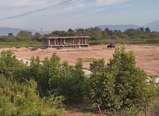 Οικοδομή εντός της πλημμυρικής ζώνης του Πηνειού στη Λάρισα ένα χρόνο μετά τον Daniel (ΦΩTO)
