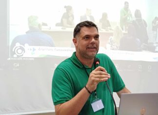 Ο Δημήτρης Παπανικολάου που δημοσιοποίησε με θάρρος ότι έχει αυτισμό παρουσίασε το βιβλίο του στη Λάρισα (ΦΩΤΟ)
