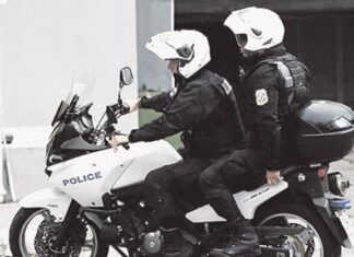 «Πάρτε πίσω τα χρήματα… Οι αστυνομικοί δεν επαιτούν»