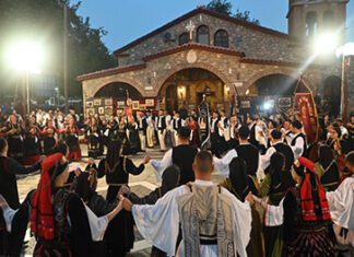 Χιλιάδες Αρβαντόβλαχοι συγκεντρώθηκαν σε χωριό της Λάρισας – ΦΩΤΟ